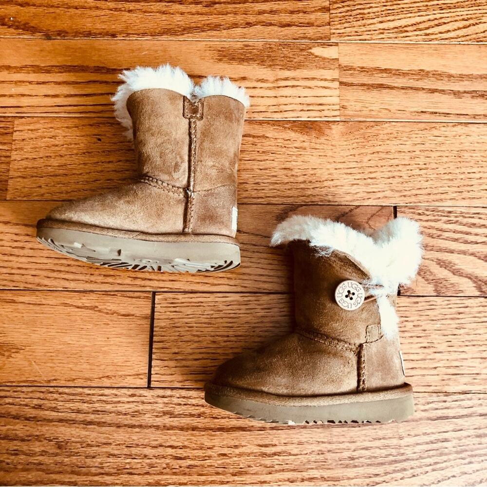 UGG Unisex-Child T Bailey Button II Tan Sheepskin Boots Wool Trim Girl’s Size 6 - Picture 11 of 12